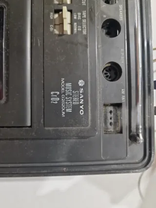 Tocadiscos Sanyo de maleta con radio y cassette