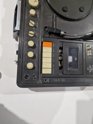 Tocadiscos Sanyo de maleta con radio y cassette