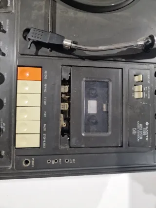 Tocadiscos Sanyo de maleta con radio y cassette