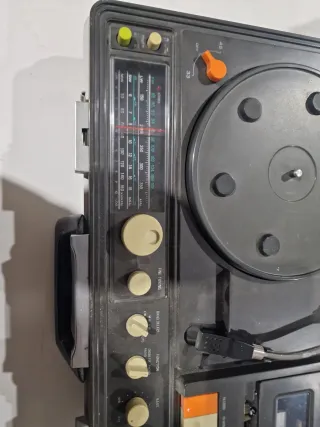 Tocadiscos Sanyo de maleta con radio y cassette