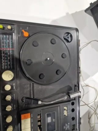 Tocadiscos Sanyo de maleta con radio y cassette