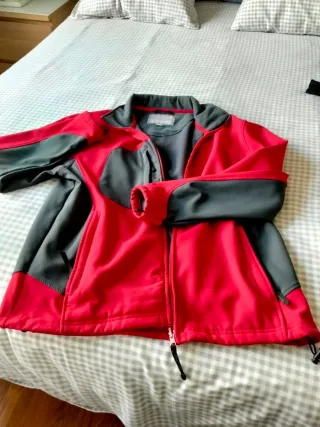 Chaqueta de montaña roja y gris