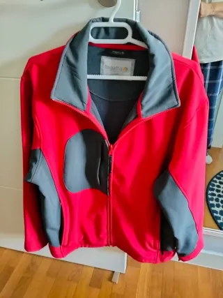 Chaqueta de montaña roja y gris