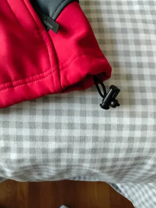 Chaqueta de montaña roja y gris