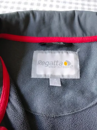 Chaqueta de montaña roja y gris