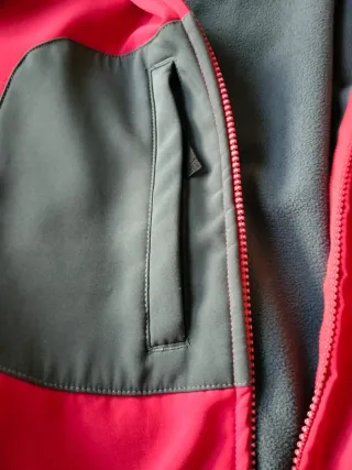Chaqueta de montaña roja y gris