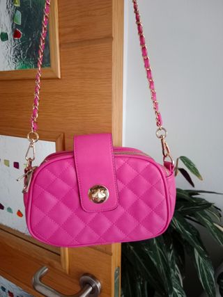 Bolso rosa acolchado con cadena dorada