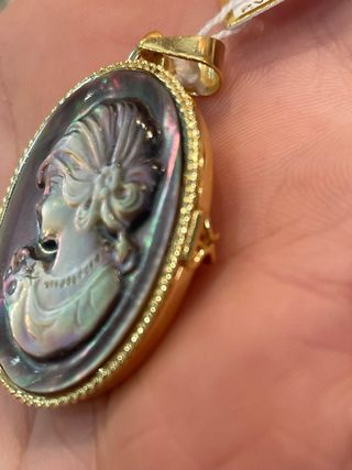 Colgante Camafeo Nacar Gris y Oro 18k