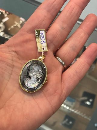 Colgante Camafeo Nacar Gris y Oro 18k