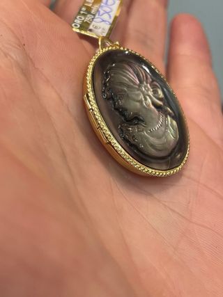 Colgante Camafeo Nacar Gris y Oro 18k