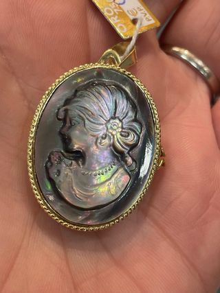 Colgante Camafeo Nacar Gris y Oro 18k