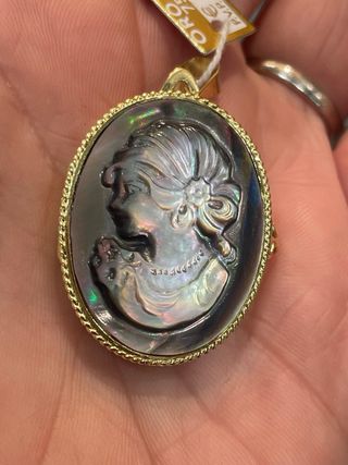 Colgante Camafeo Nacar Gris y Oro 18k