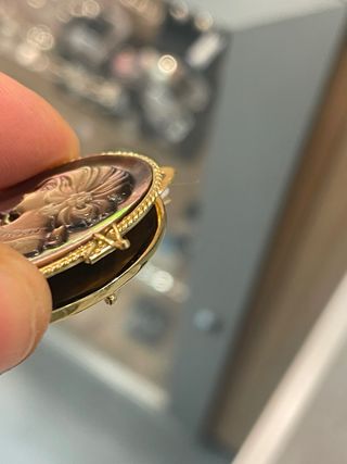 Colgante Camafeo Nacar Gris y Oro 18k