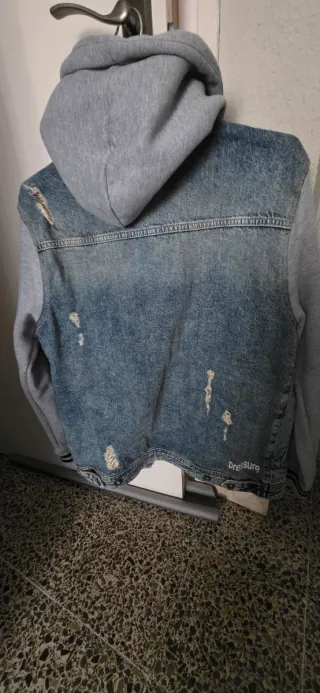 Chaqueta vaquera Zara con capucha gris