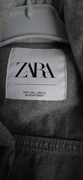 Chaqueta vaquera Zara con capucha gris