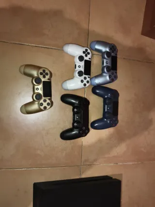 Consola PlayStation 4 Negra + 4 Mandos