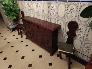 Mueble retro de madera y sillas