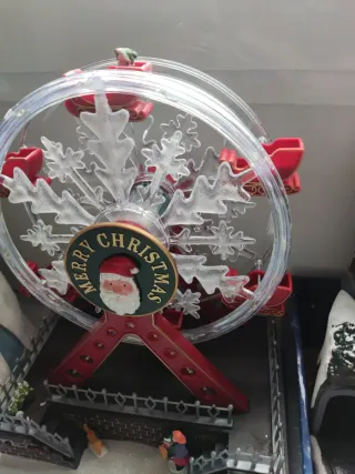 Ruota panoramica natalizia con pupazzi