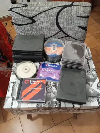 Lote DVD, CD's y fundas/cajas. 76 piezas en total