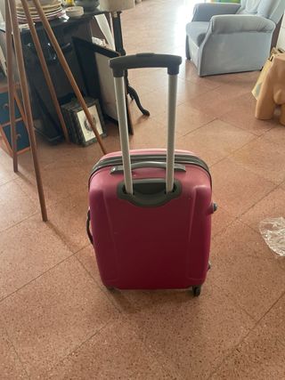 Maleta de viaje rosa con ruedas