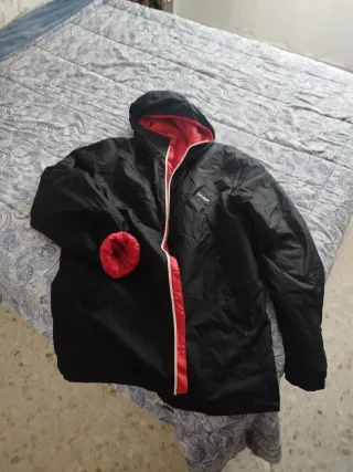 Chaqueta Decathlon Negra y Roja