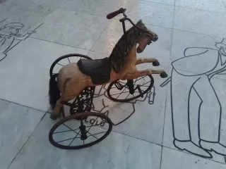 Caballito de hierro y madera