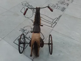 Caballito de hierro y madera