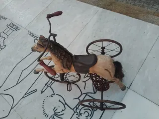Caballito de hierro y madera
