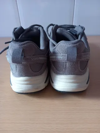 Zapatillas deportivas grises y blancas