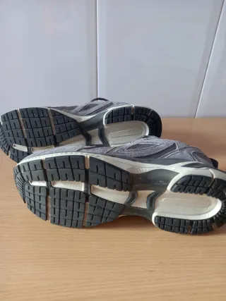 Zapatillas deportivas grises y blancas