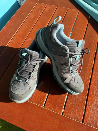 Zapatillas Salomón de senderismo grises y azules