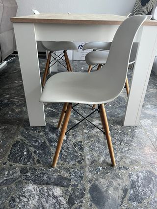 Mesa comedor extensible y 4 sillas madera