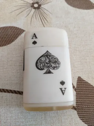 Accendino bianco con Asso di Picche