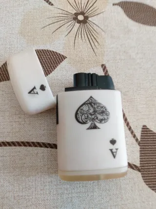 Accendino bianco con Asso di Picche