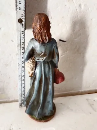 Pastorella presepe in resina con agnello