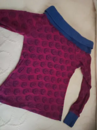 Camiseta estampada roja y gris