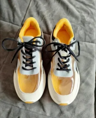 Zapatillas deportivas transparentes.