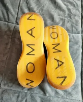 Zapatillas deportivas transparentes.