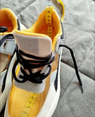 Zapatillas deportivas transparentes.