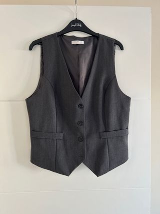 Conjunto Chaleco, Pantalón y Falda Gris