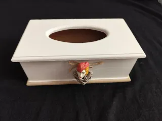 Caja de pañuelos de madera decorada