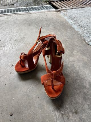 Sandalias naranjas de cuña