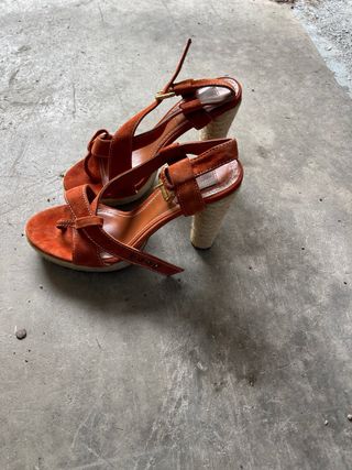 Sandalias naranjas de cuña