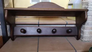 Perchero de madera marrón