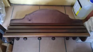 Perchero de madera marrón