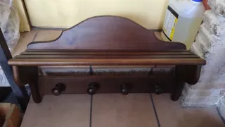 Perchero de madera marrón