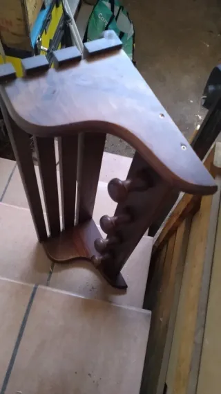 Perchero de madera marrón