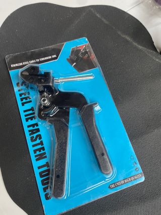 Herramienta tensora para bridas de acero