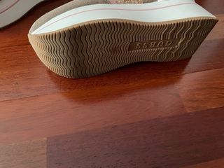 Zapatillas Guess doradas y rosas