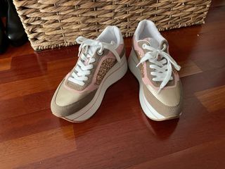 Zapatillas Guess doradas y rosas